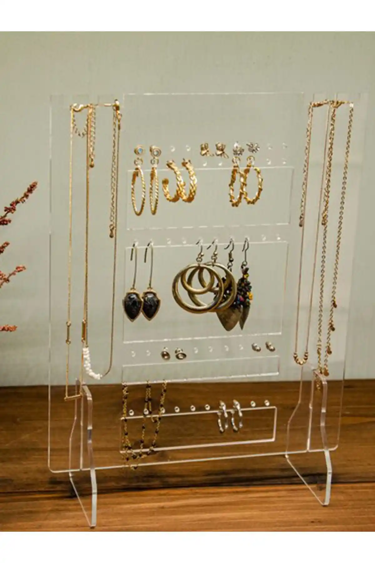 Dekorasyonda Zarafetin Detayları: Kolye Standları ile Şıklık ve Fonksiyonellik