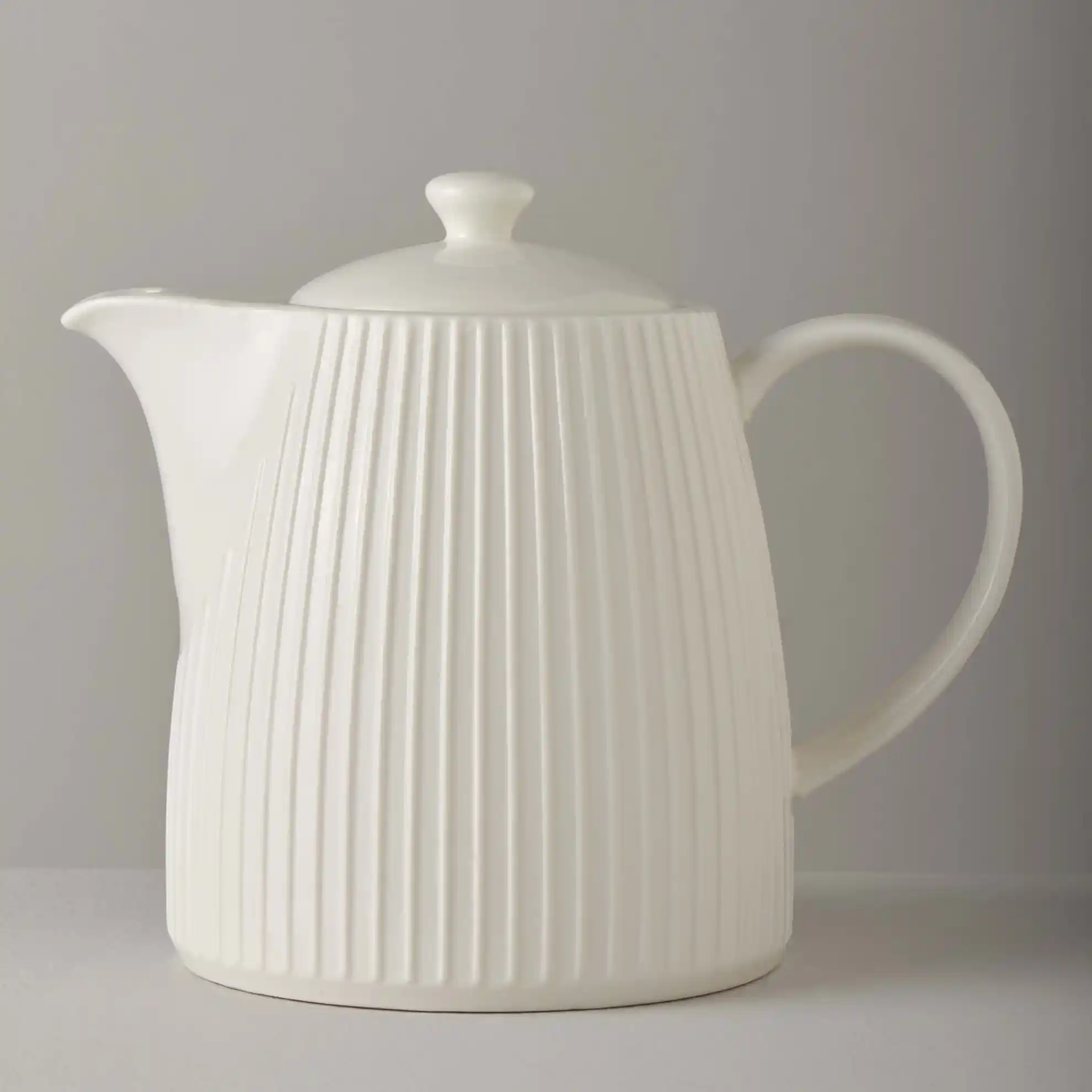 Dekorasyonda Zarafetin Simgesi: Sürahi ve Şişe Modelleriyle Şıklık Yaratmak