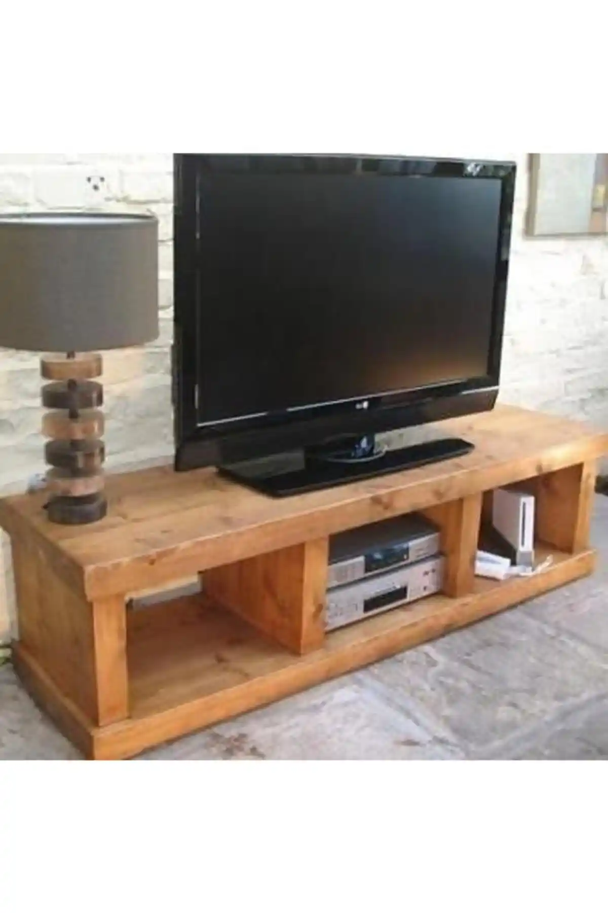 Doğal Ahşap TV Ünitesi Seçenekleri ve Dekorasyon İpuçları