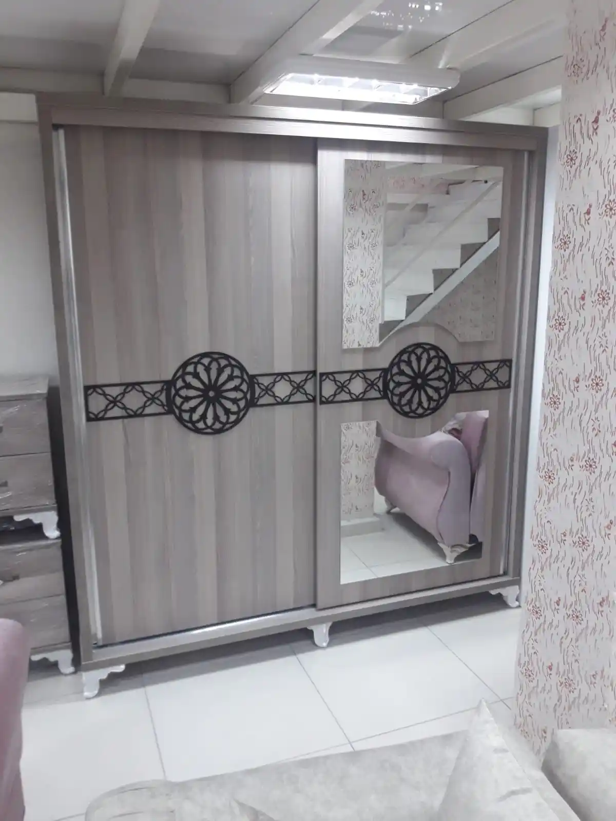 Dolap Yapıştırma Süsleri ile Ev Dekorasyonunda Yenilik ve Şıklık Yaratma Yöntemleri