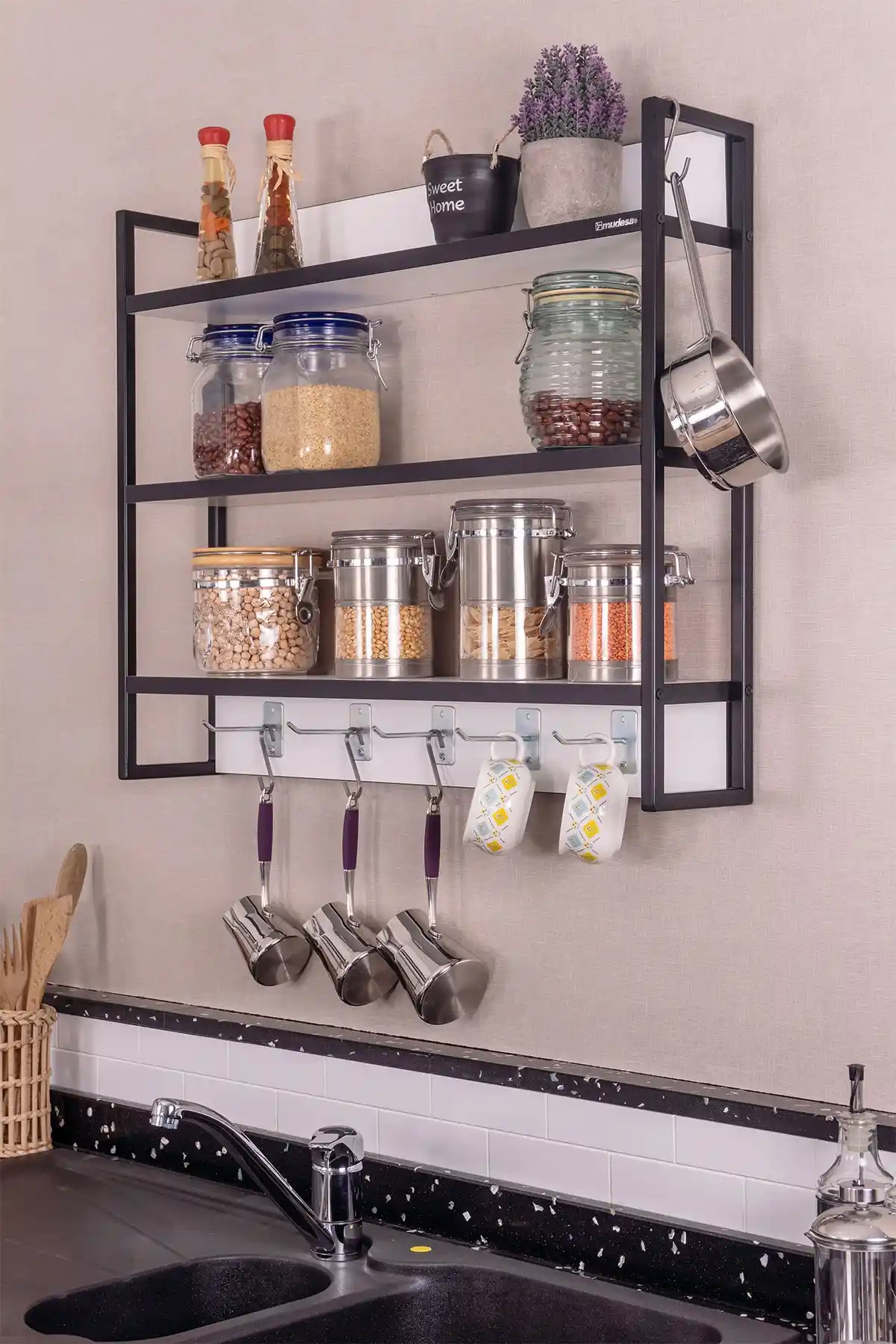 Duvara Monte Baharatlık Rafları ile Mutfakta Şıklık ve Fonksiyonellik Artırma