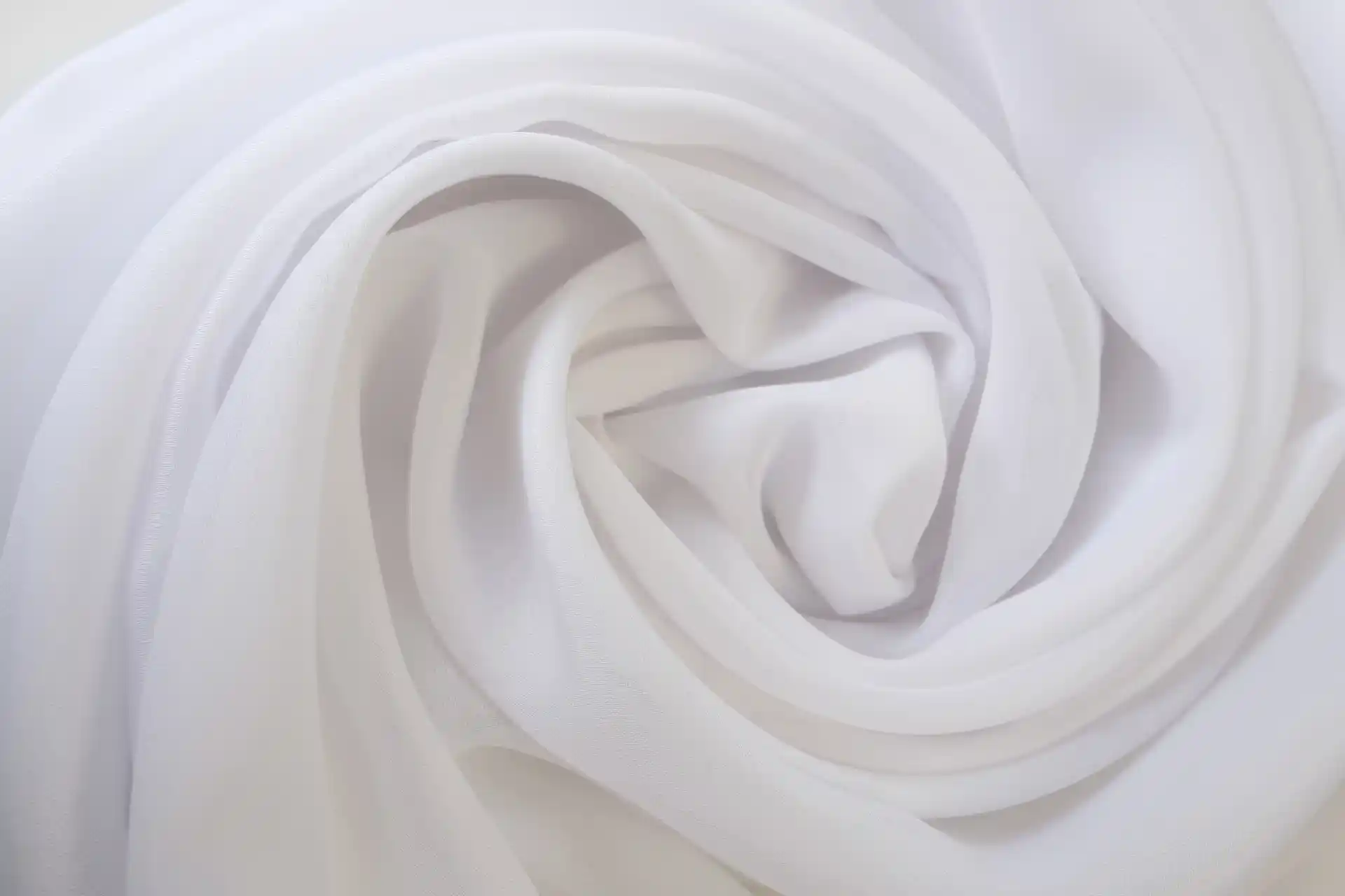 Düz Beyaz Tül ile Dekorasyonda Zarafet ve Şıklık Yaratmanın Yolları