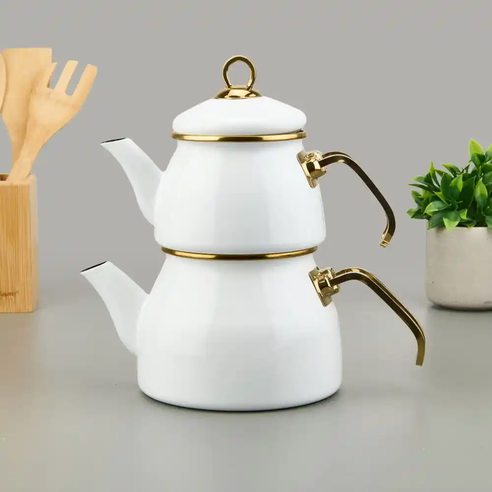 Emaye Beyaz Çaydanlıklar: Dekorasyonda Şıklık ve İşlevselliğin Buluşması