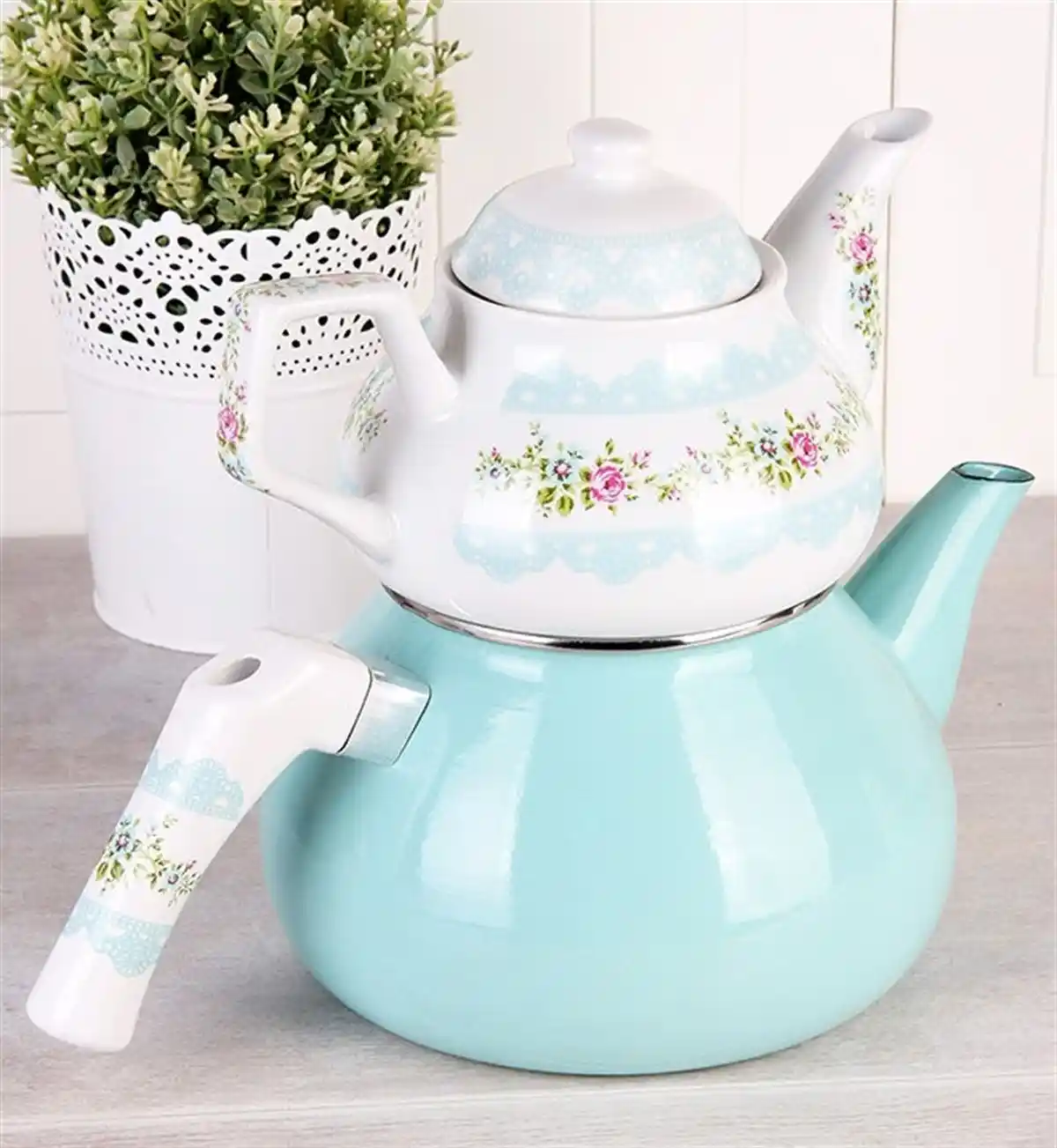 Emaye Çaydanlık Altı ile Dekorasyonda Zarif ve Fonksiyonel Dokunuşlar