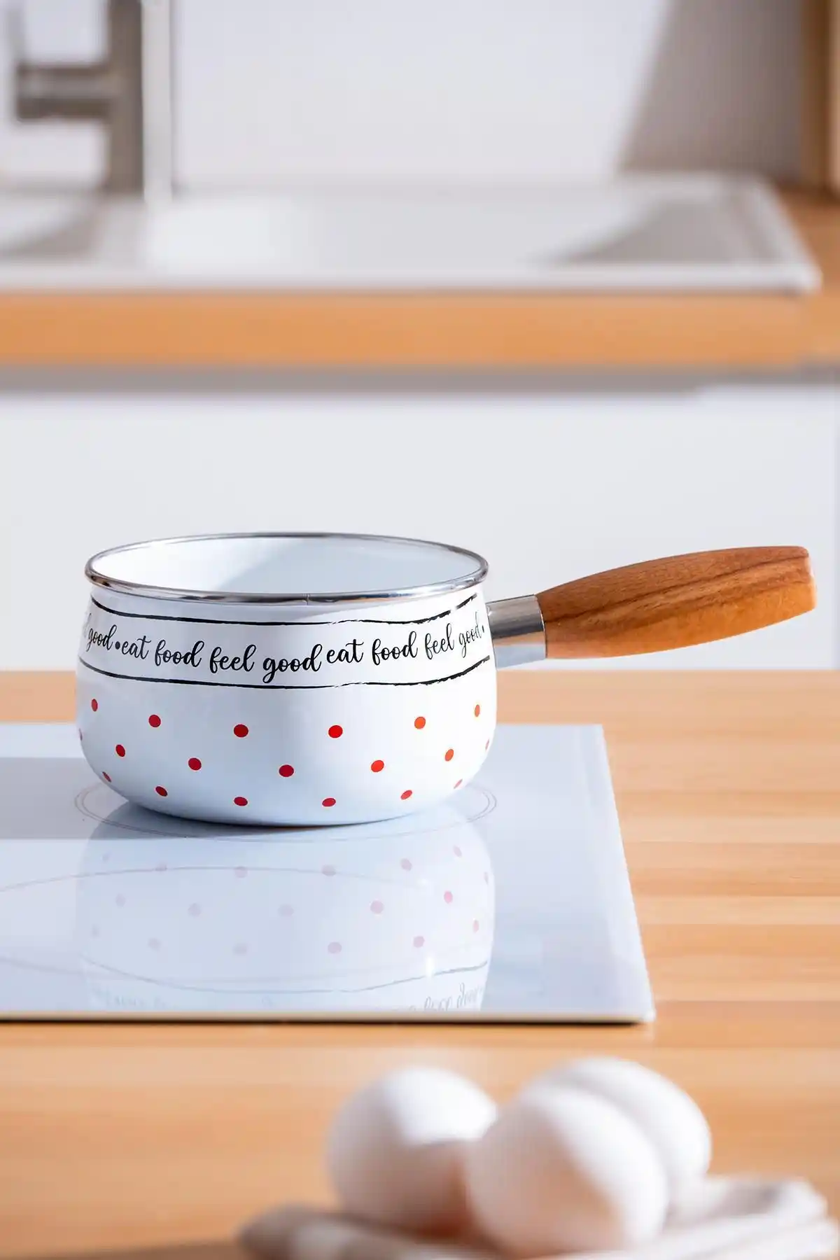 Emaye Sosluklar ile Dekorasyonunuzu Şık ve Fonksiyonel Hale Getirin