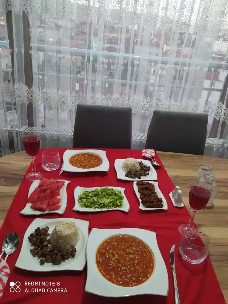 Evde Romantik Akşam Yemeği Masası Dekorasyonu İçin İlham Veren Öneriler ve Detaylar