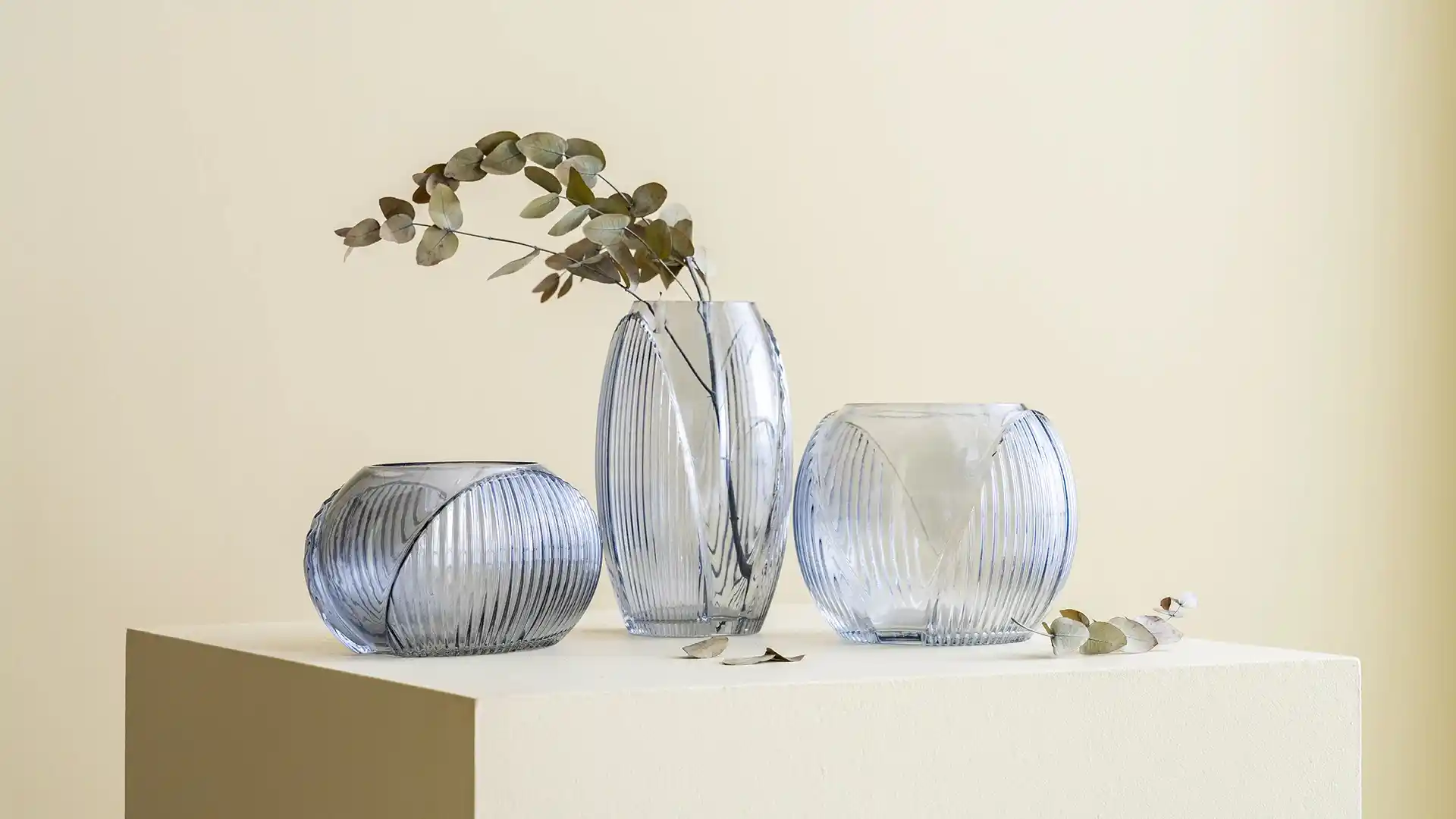 Gri Cam Vazo Dekorasyonunda Zarafet ve Şıklığın Modern Çözümüdür