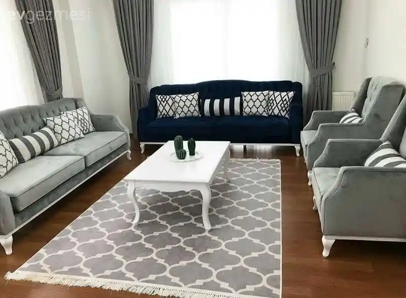 Gri ve Lacivert Renkleriyle Modern ve Şık Salon Dekorasyonu Rehberi