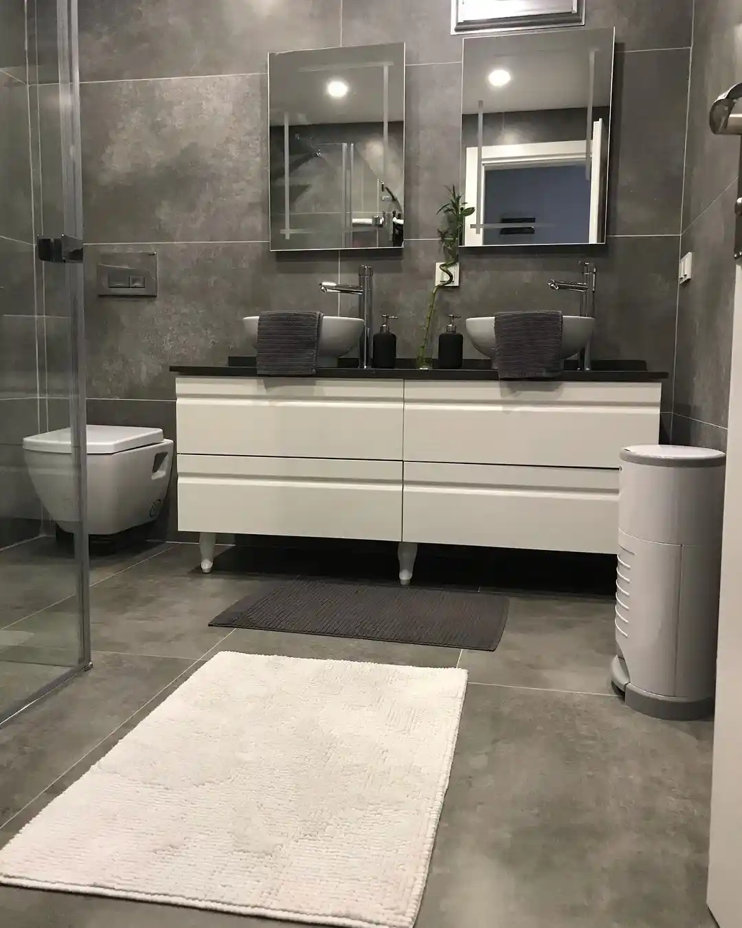 Gri ve Siyah Renklerin Modern ve Şık Banyo Dekorasyonundaki Etkisi ve Uygulama İpuçları