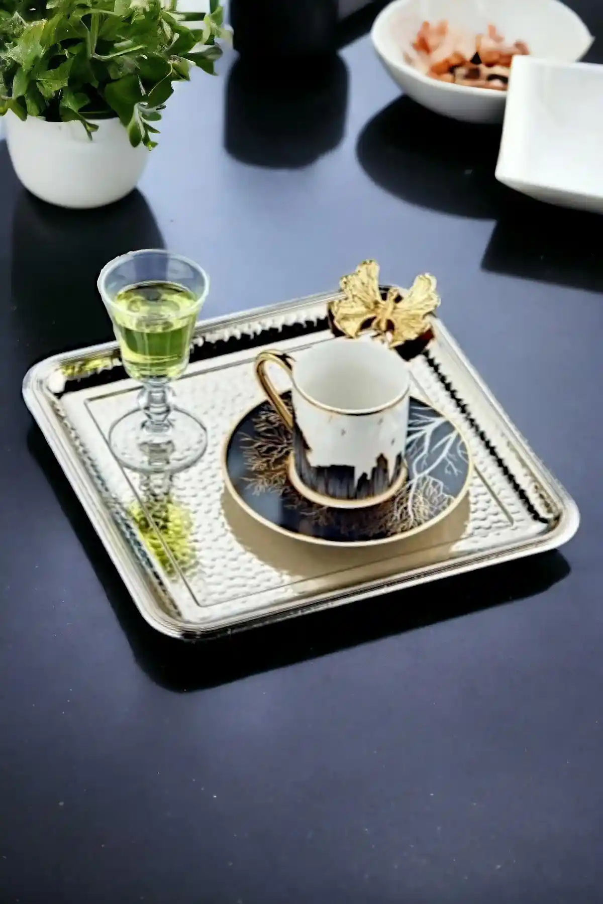 Gümüş Kahve Sunum Tepsisi ile Dekorasyonda Zarafet ve Şıklık Yaratma Rehberi