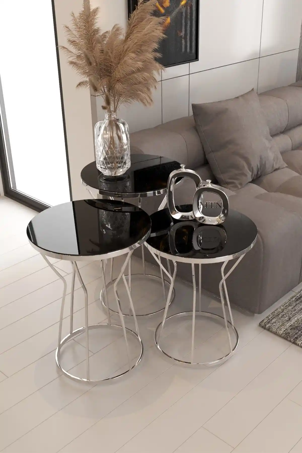 Gümüş Renkli Kum Saati ve Zigon Sehpa ile Modern ve Şık Dekorasyon Çözümleri