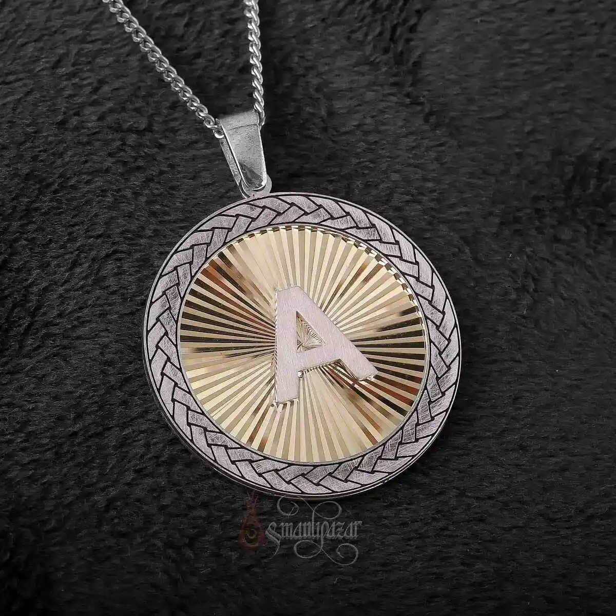 Harfli Plaka Kolye ile Dekorasyonda Şıklık ve Anlam Birliği Nasıl Yaratılır