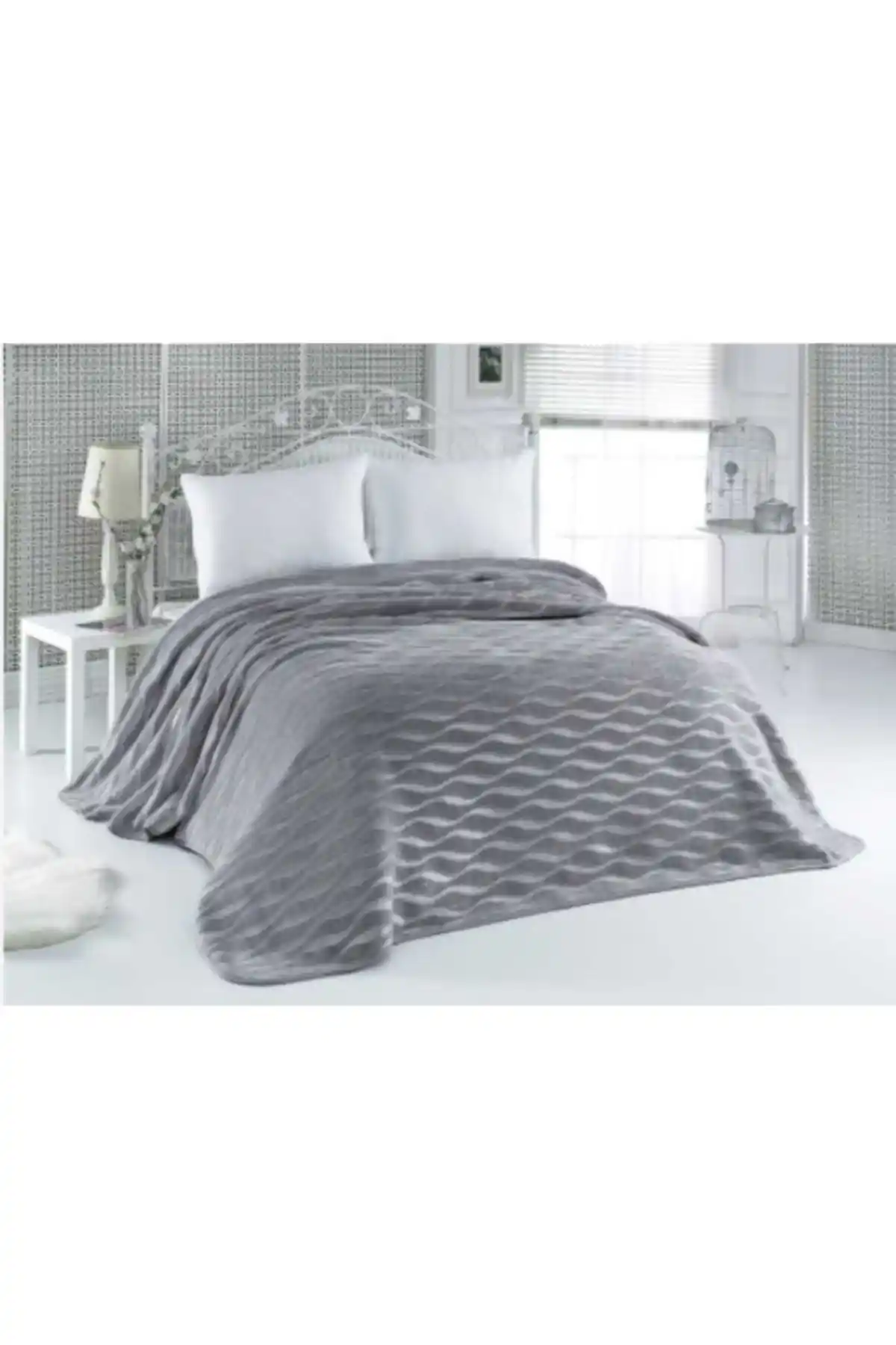 Hem Yorgan Hem Yatak Örtüsü: Modern Dekorasyonda Çok Fonksiyonlu Çözümler