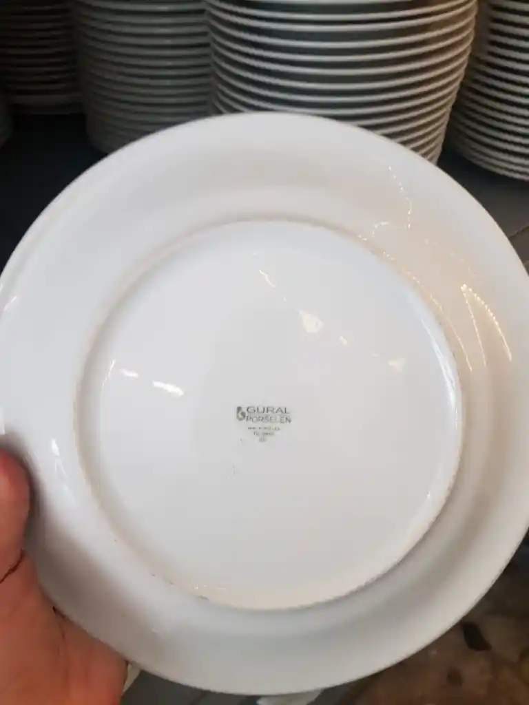 İki El Porselen Tabaklarla Dekorasyonda Estetik ve Fonksiyonellik Sağlama