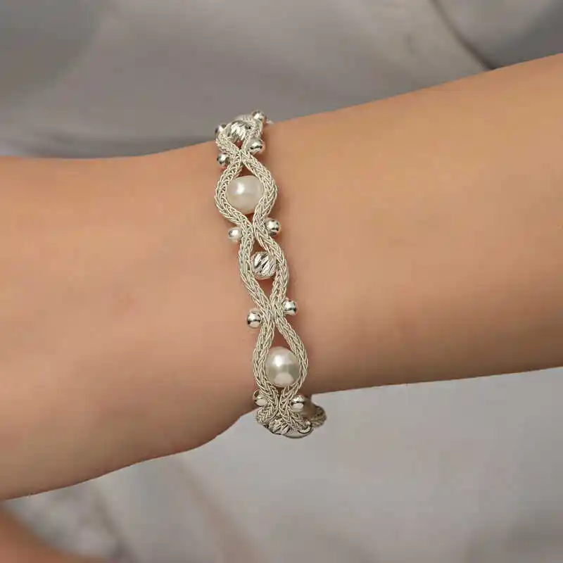 İnci ve Gümüş Bilekliklerle Şıklık ve Dekorasyonda Zarafet Yaratın