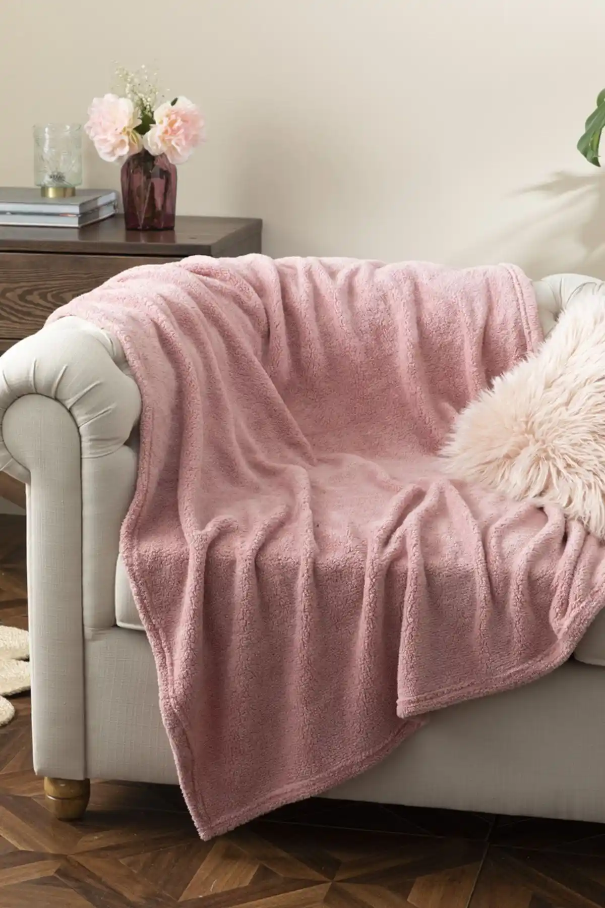 İngiliz Tarzı Ev Dekorasyonunda Battaniyelerle Şıklık ve Konforu Bir Arada Yaratın