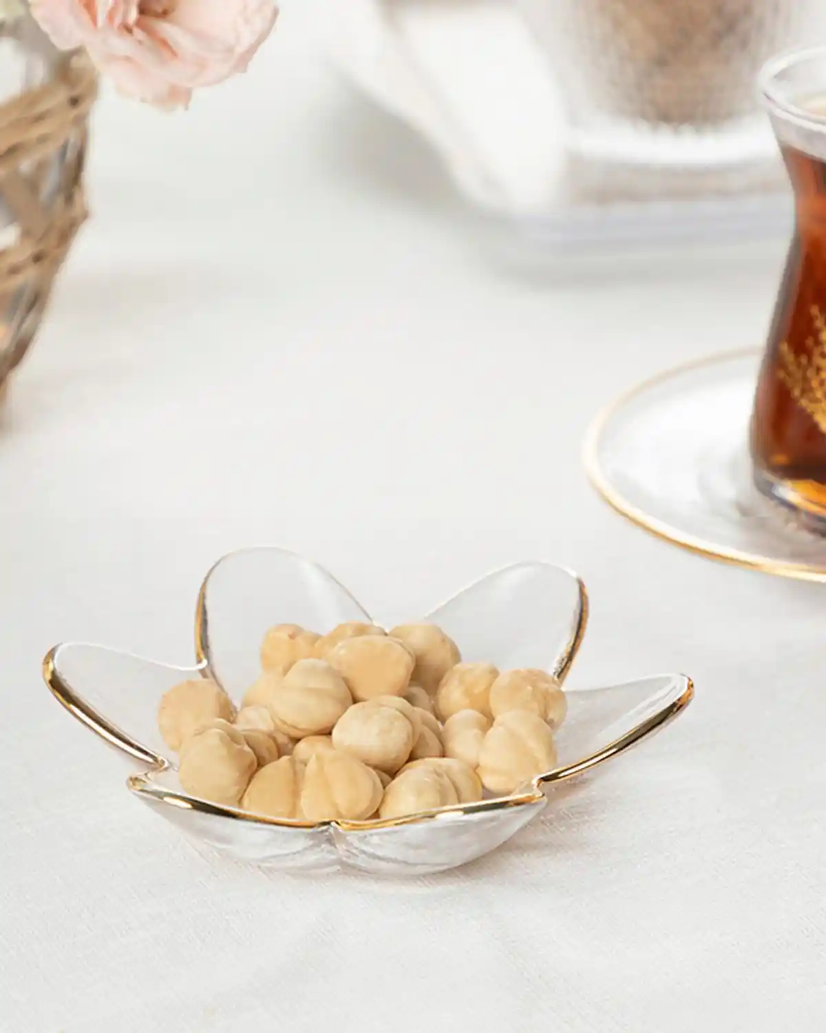 İngiliz Tarzı Ev Dekorasyonunda Cam Çerezliklerin Estetik ve Fonksiyonel Kullanımı