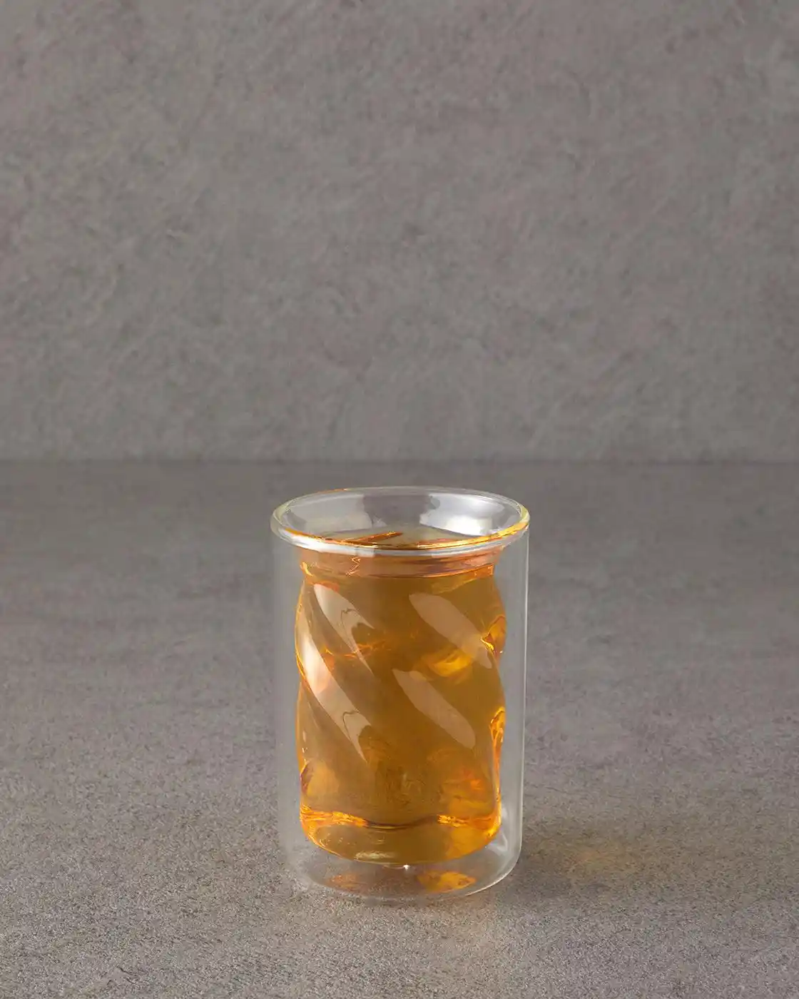 İngiliz Tarzı Ev Dekorasyonunda Çift Cidarlı Bardakların Estetik ve Fonksiyonel Kullanımı