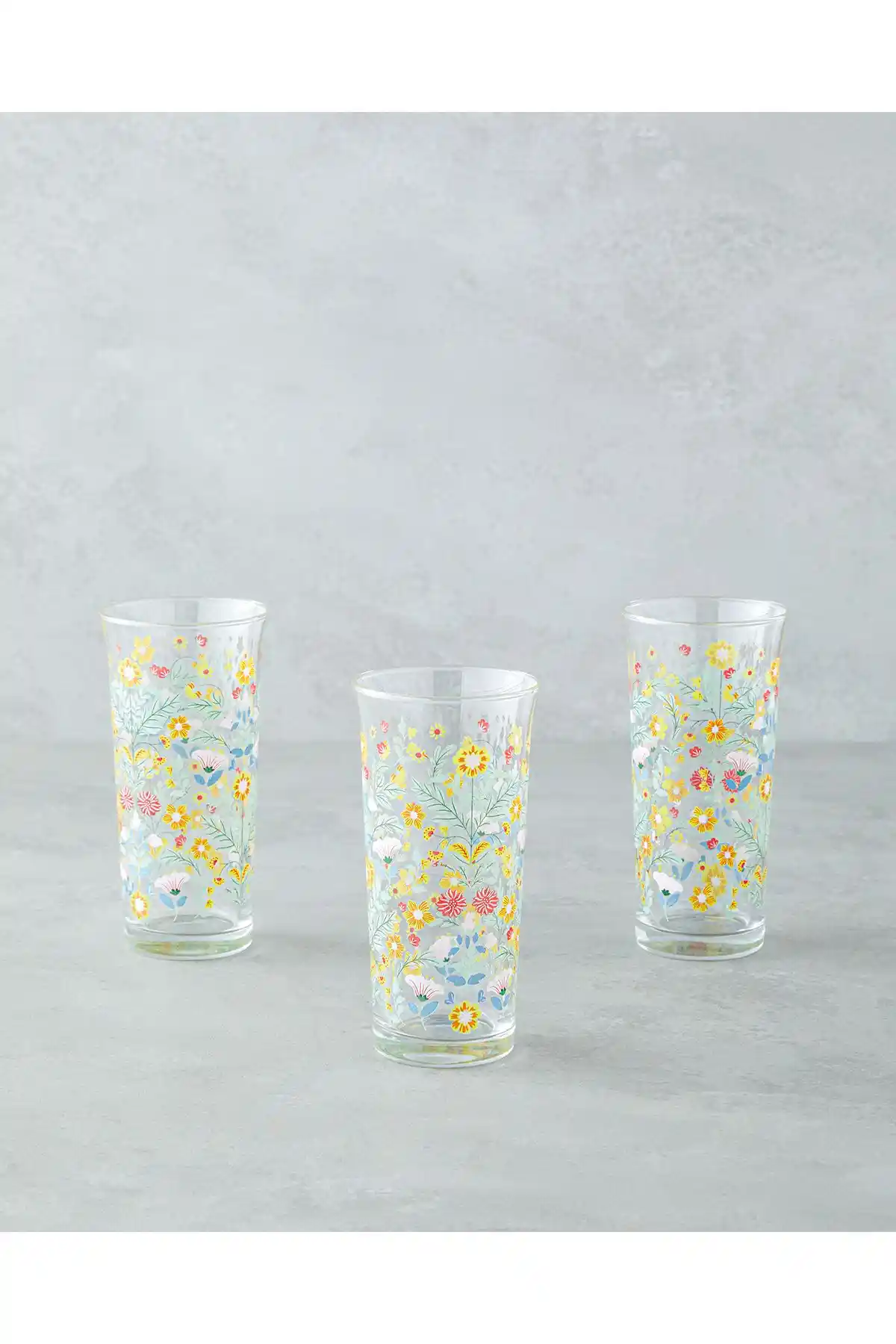 İngiliz Tarzı Ev Dekorasyonunda Renkli Bardakların Şıklık ve İşlevselliği