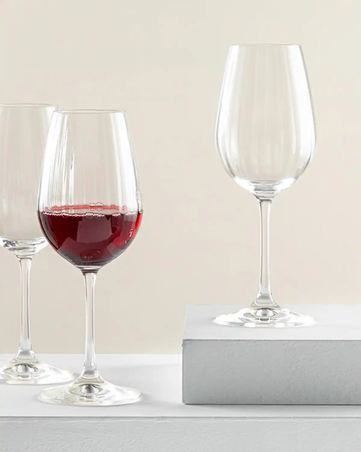 İngiliz Tarzı Ev Dekorasyonunda Şarap Kadehleri ile Zarif ve Şık Mekanlar Yaratma Rehberi