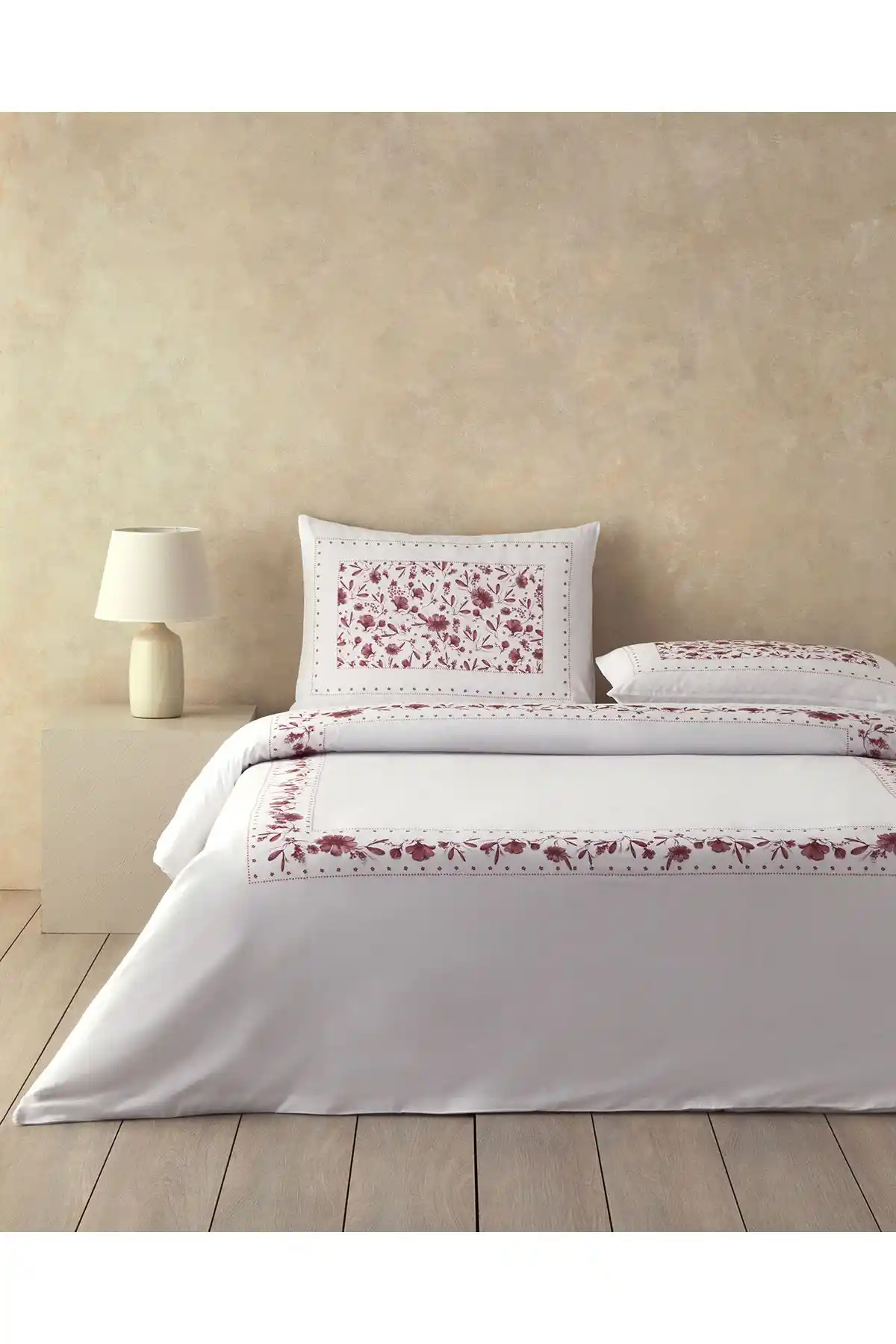 İngiliz Tarzı Yatak Odası Dekorasyonu İçin Çift Kişilik Nevresim Seçenekleri ve Stil İpuçları