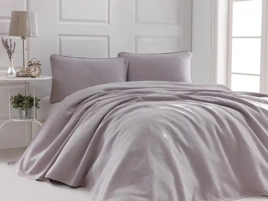 Irina Home Yatak Örtüsü ile Dekorasyonda Zarafet ve Konforun Buluşması