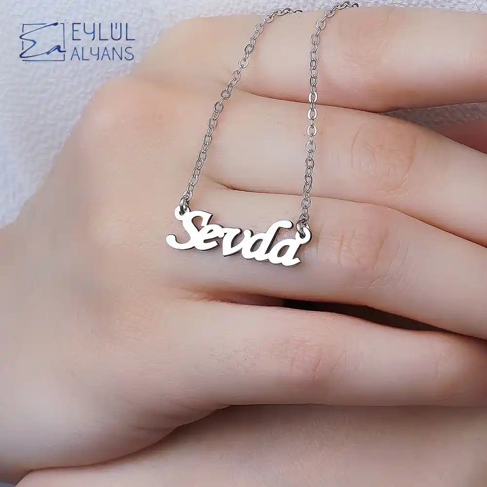 İsimli Gümüş Kolye Dekorasyonunda Şıklık ve Kişisel Dokunuşlar