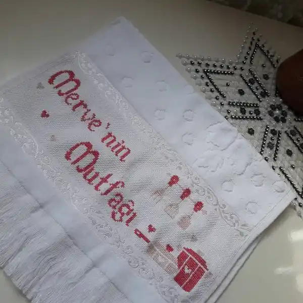 İsimli mutfak havlusu etamin ile kişiselleştirilmiş ve şık mutfak dekorasyonları