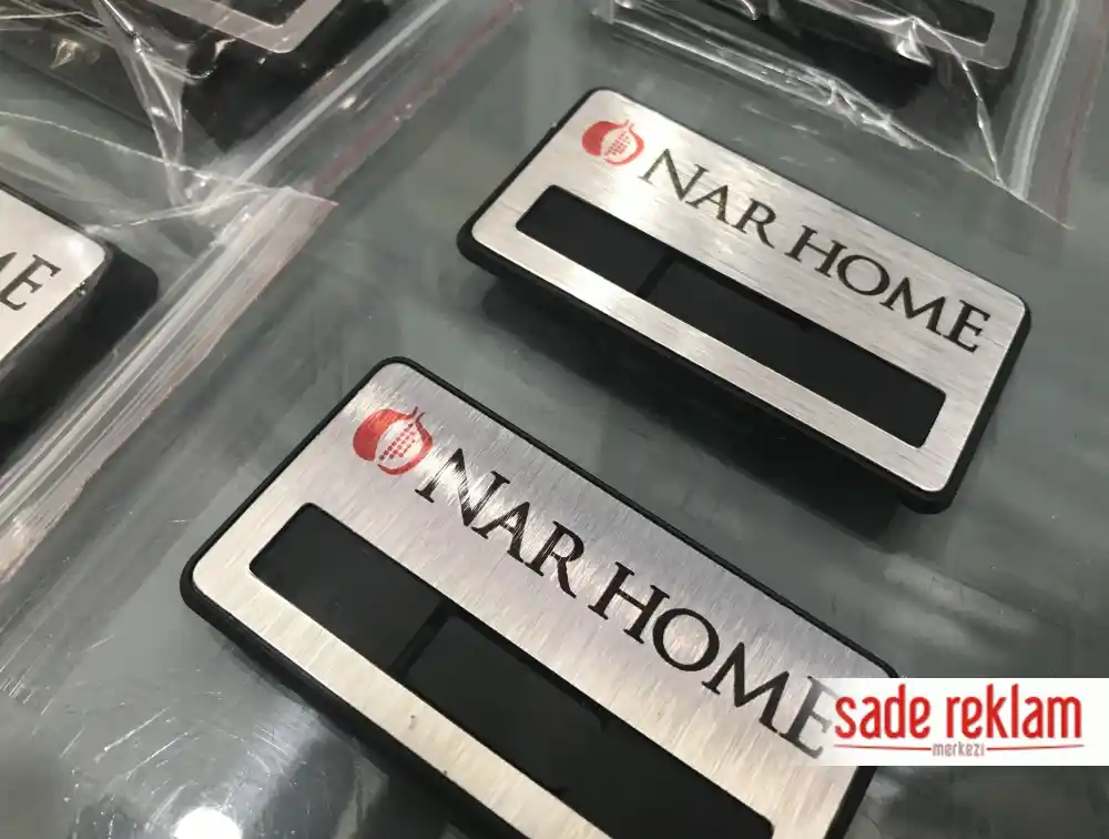 İsimlik Yaka Kartlarının Dekorasyonda Kullanımı ve Estetik Çözümler