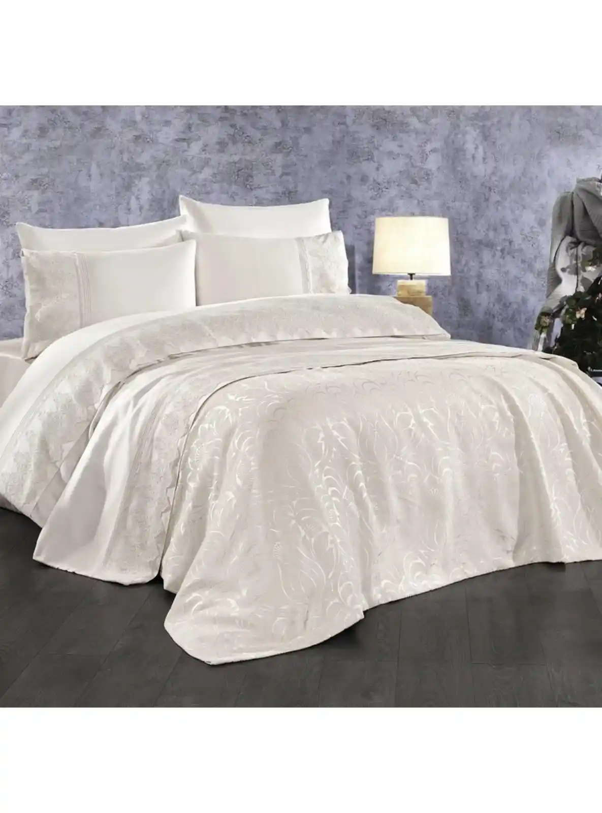 İşlemeli Nevresim Takımlarıyla Yatak Odası Dekorasyonunda Zarif Dokunuşlar