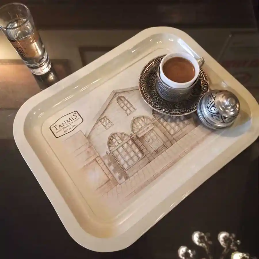 Kahve Servis Tepsisi Dekorasyonda Zarafet ve İşlevselliğin Buluşması