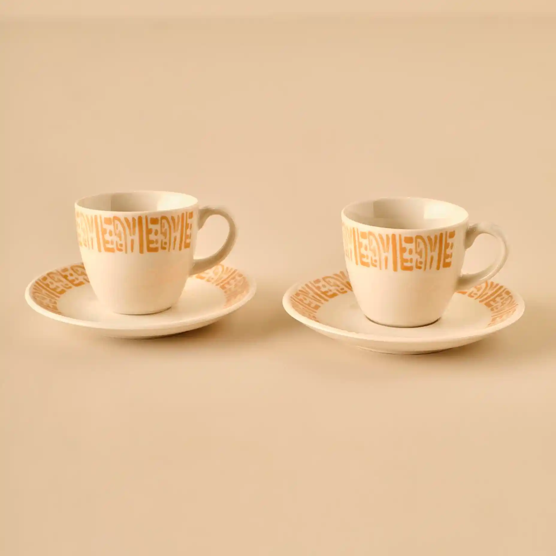 Kahverengi Kahve Fincanlarıyla Dekorasyonunuza Sıcaklık ve Şıklık Katmanın Yolları