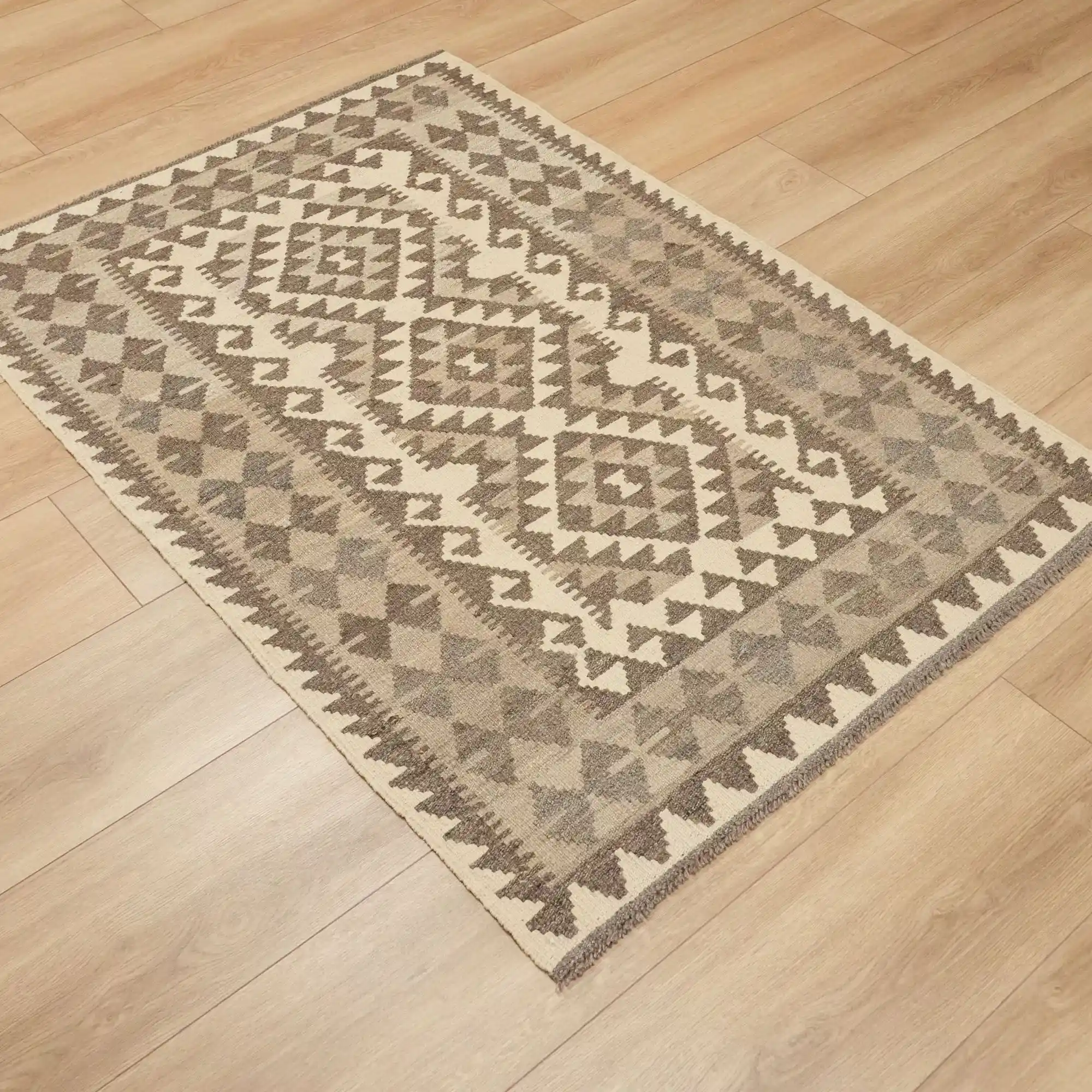 Kahverengi Kilim ile Dekorasyonda Sıcaklık ve Zarafetin Buluşması