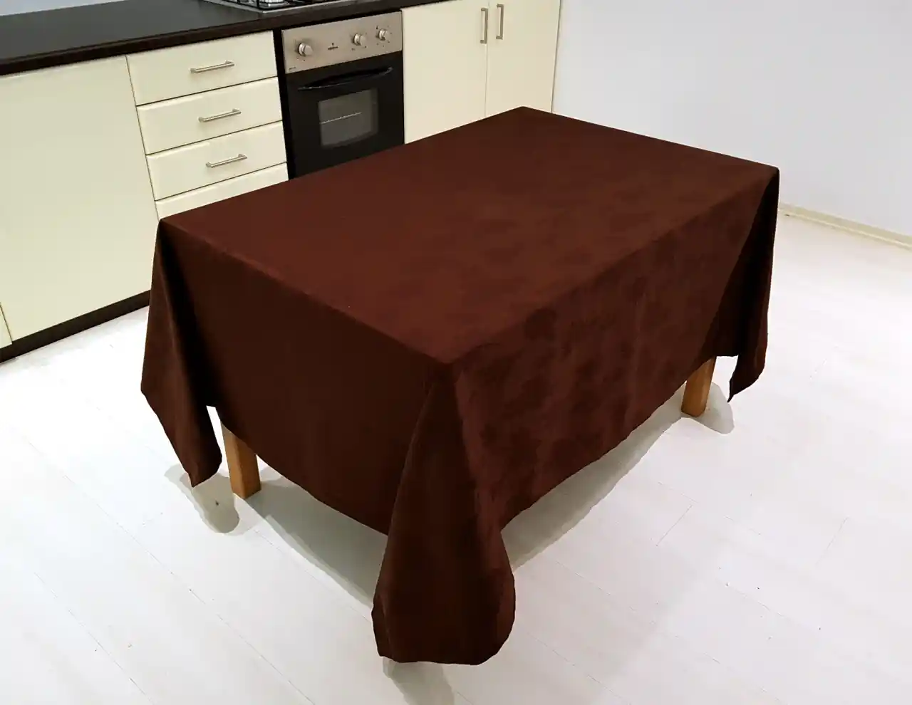 Kahverengi Masa Örtüsü ile Dekorasyonda Sıcak ve Zarif Dokunuşlar