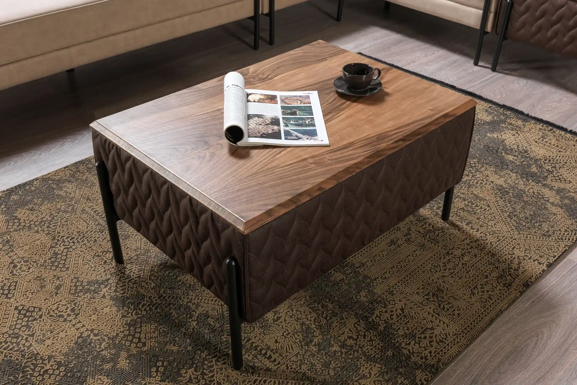 Kahverengi Orta Sehpa Dekorasyonunda Sıcaklık ve Şıklık Yaratmanın Yolları