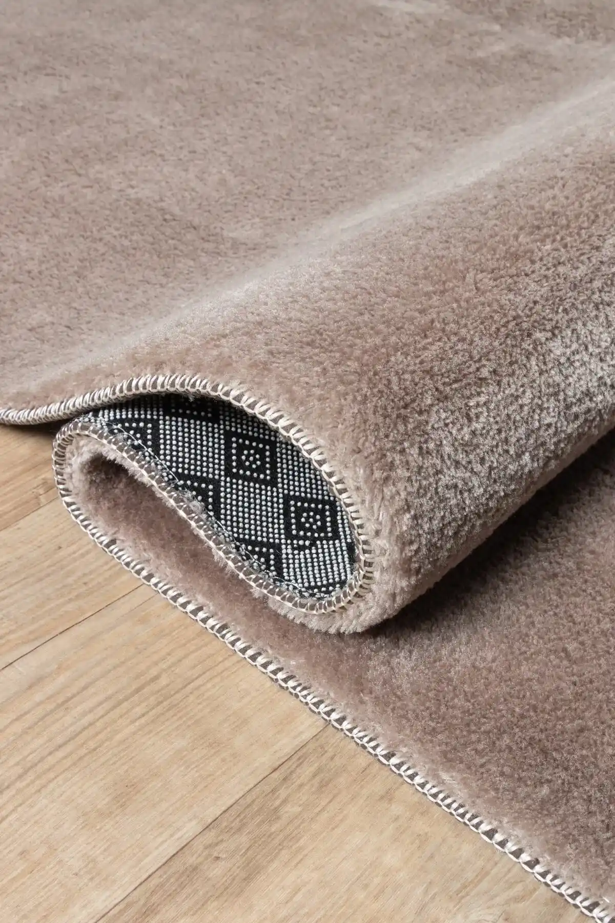 Kahverengi Peluş Halı ile Dekorasyonunuzu Sıcak ve Şık Hale Getirin