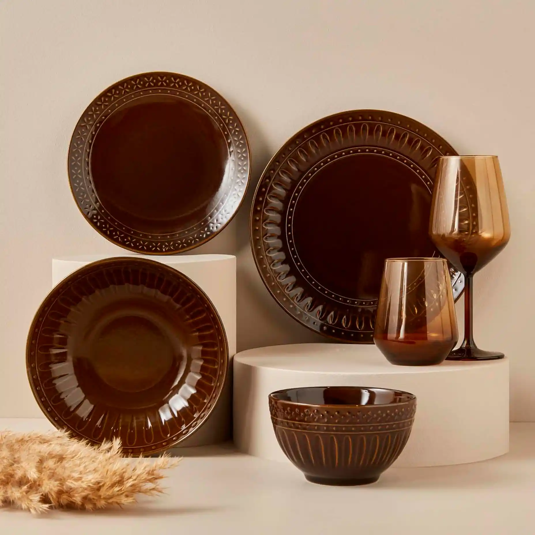 Kahverengi Yemek Takımı ile Dekorasyonunuza Sıcak ve Şık Dokunuşlar Yapın