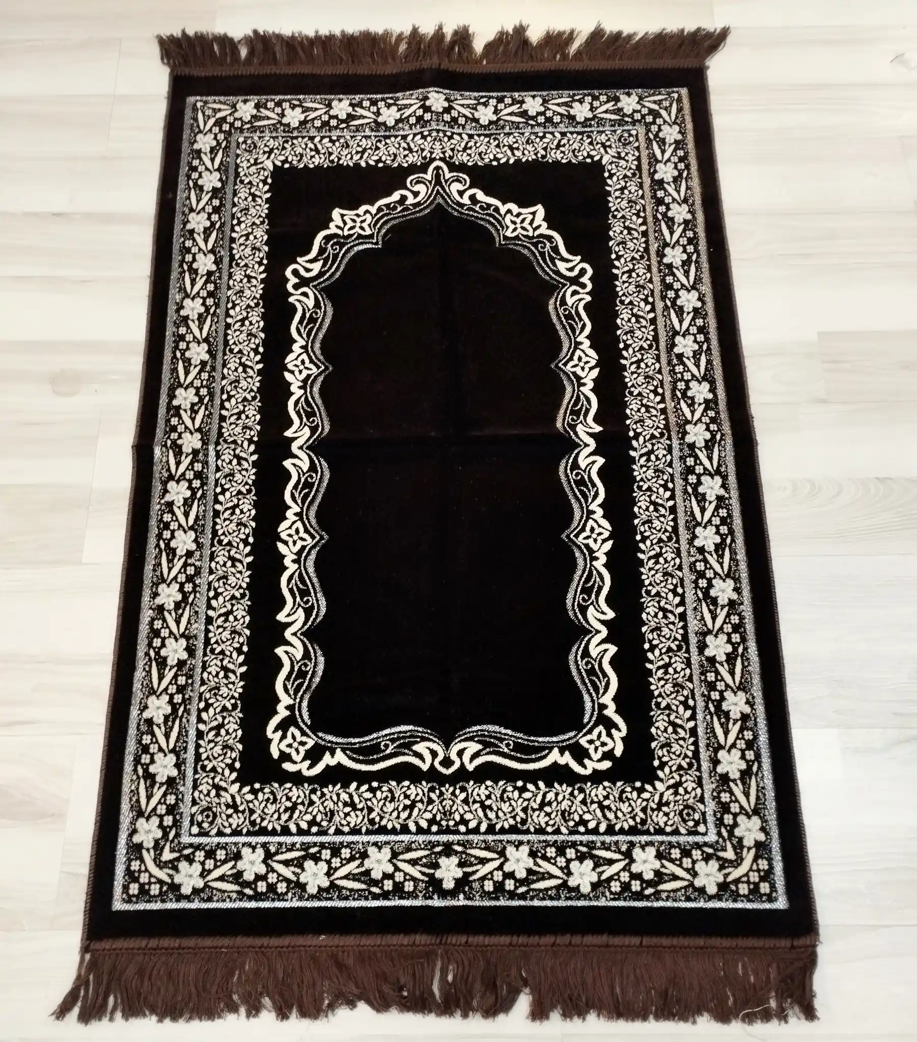 Kalın Kadife Seccade ile Dekorasyonda Şıklık ve Zarafetin Uyumunu Yakalayın