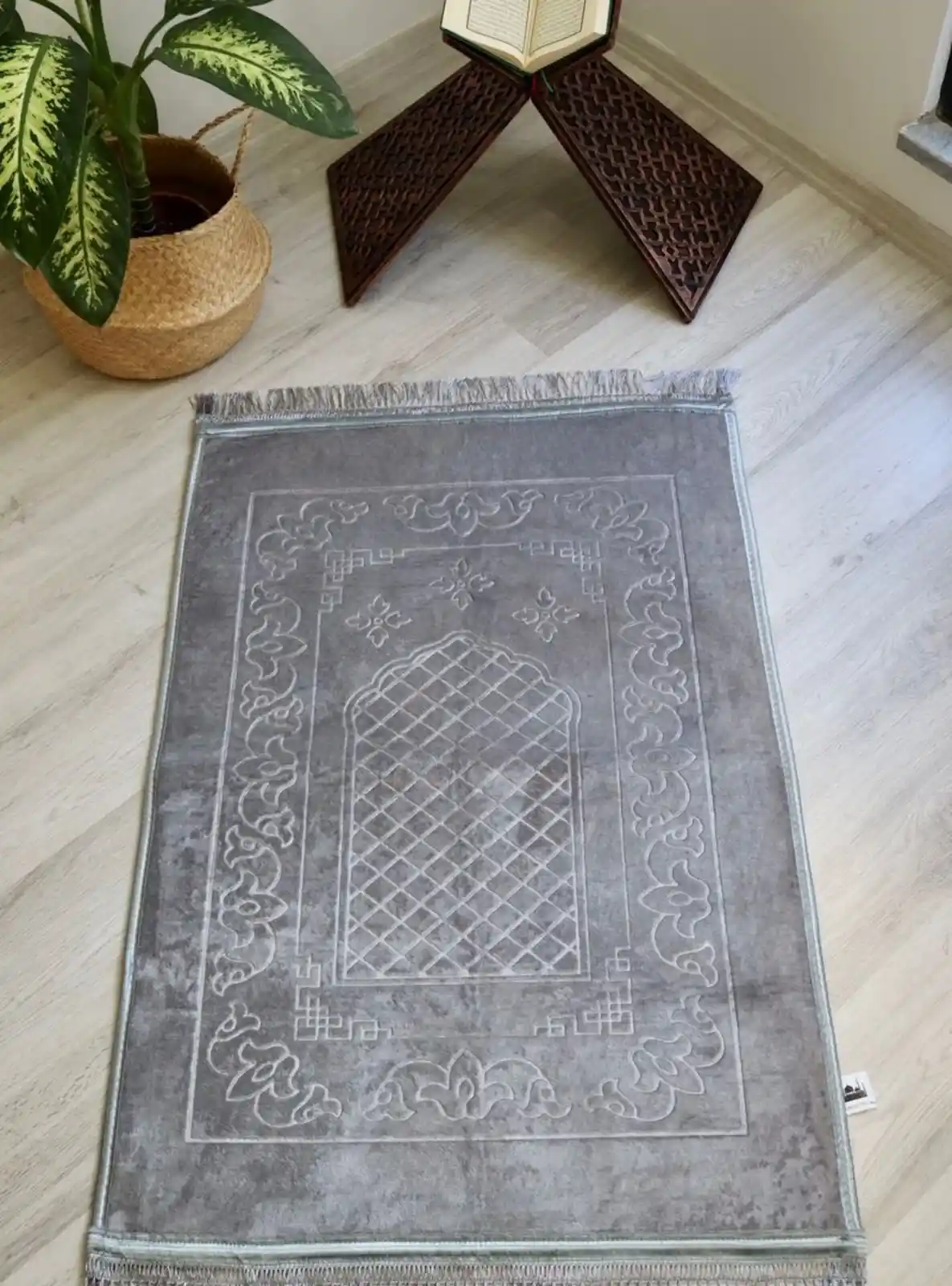 Kalın Peluş Seccade ile Modern Dekorasyon ve Konforun Buluşması