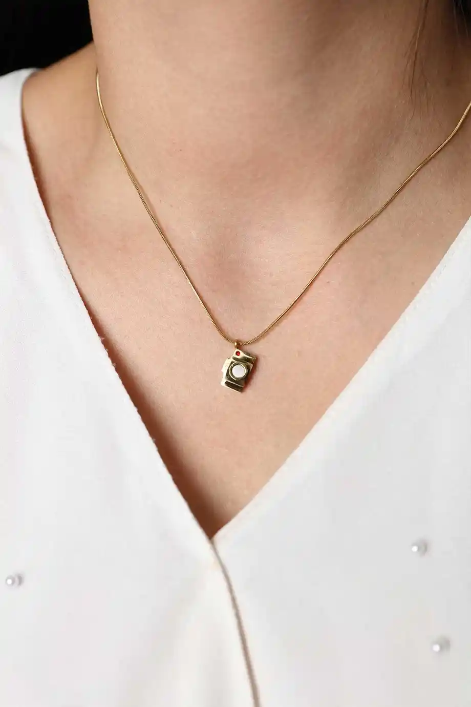 Kameralı Kolye ile Dekorasyonda Yenilikçi ve Şık Bir Dokunuş