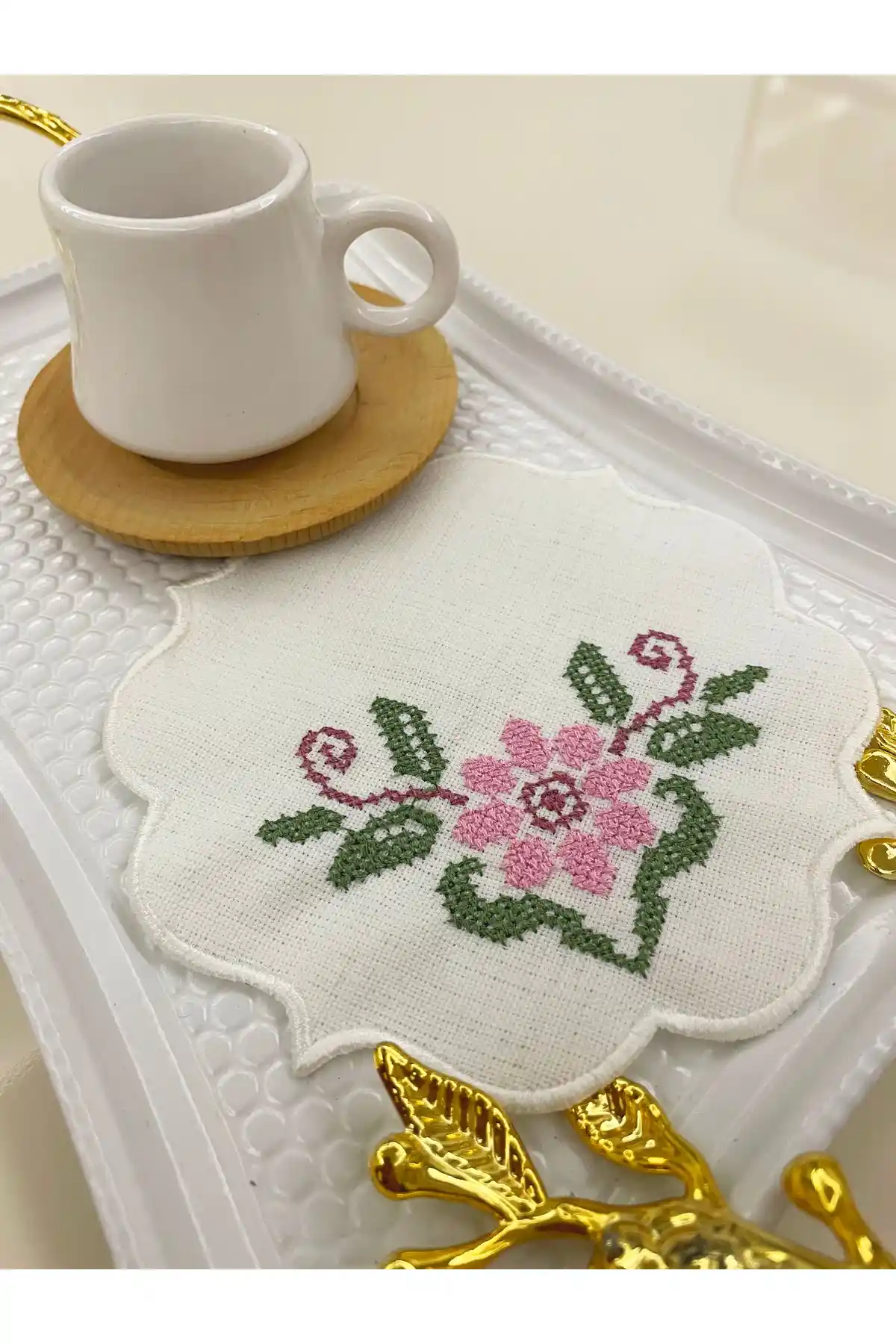 Kanaviçe Bardak Altlığı ile Dekorasyonunuza Şıklık Katın ve Kişisel Dokunuşlar Ekleyin