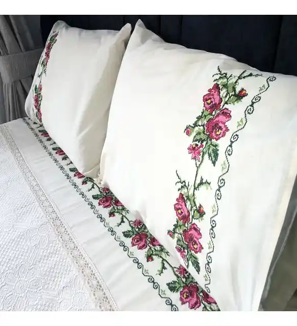 Kanaviçe İşlemeli Pike Takımlarıyla Evinize Şıklık ve Sıcaklık Katın