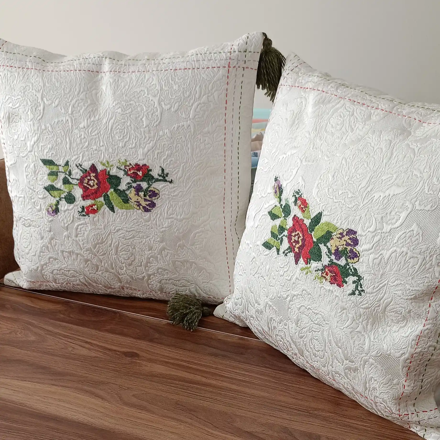 Kanaviçe Kırlentlerle Evinize Zarafet Katmanın Yolları ve Dekorasyon İpuçları