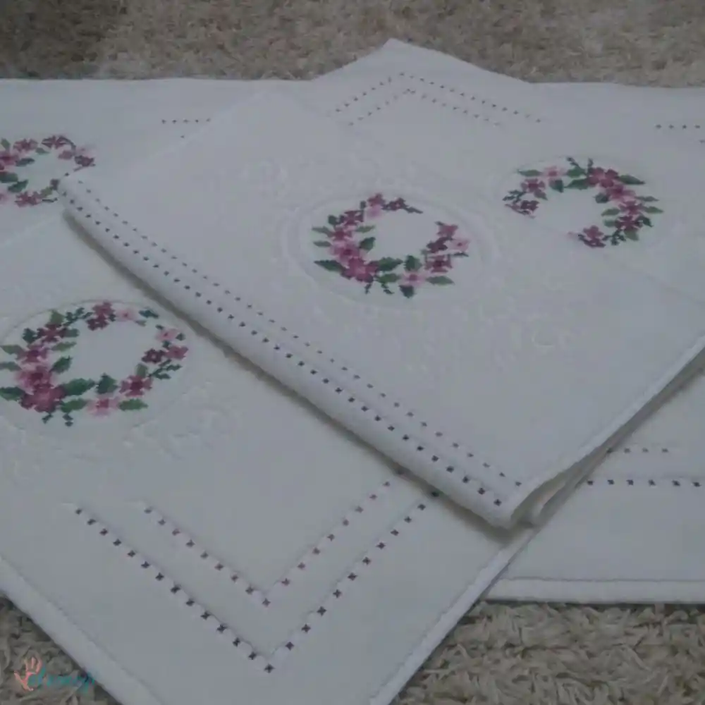 Kanaviçe Paspas Takımı ile Evinize Zarafet Katmanın Modern ve Geleneksel Yolu