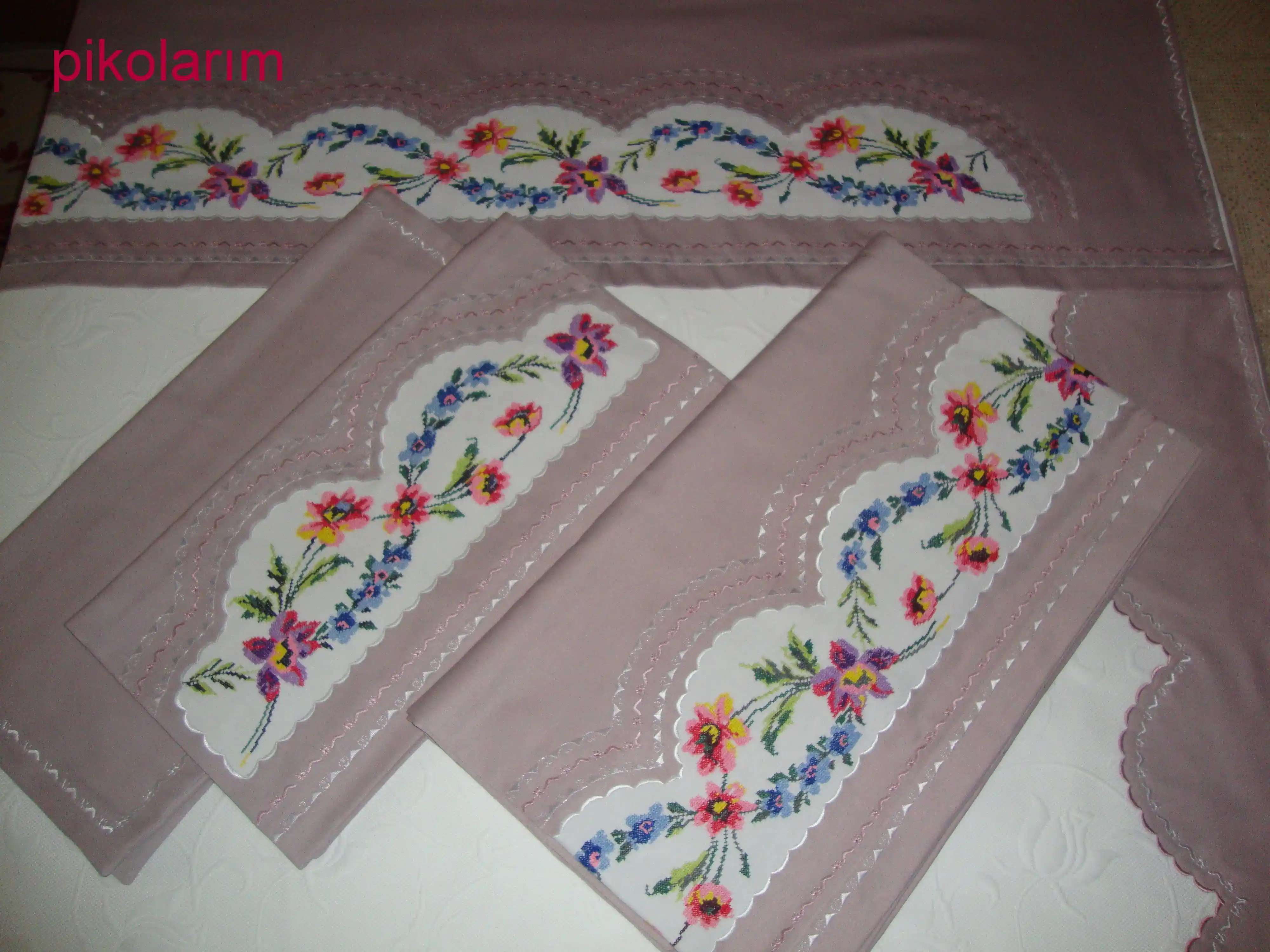 Kanaviçe Pike Dekorasyonunda Zarif ve Modern El İşleriyle Şıklık Yaratın