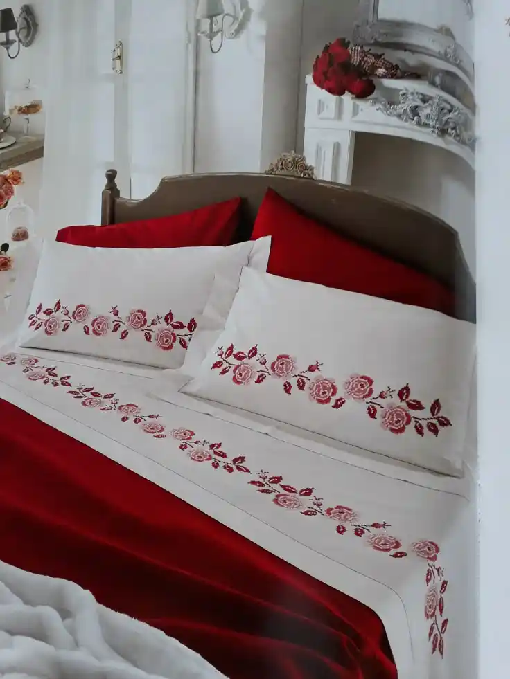 Kanaviçe Yatak Örtüsü Dekorasyonda Zarafetin ve El İşçiliğinin Buluşması