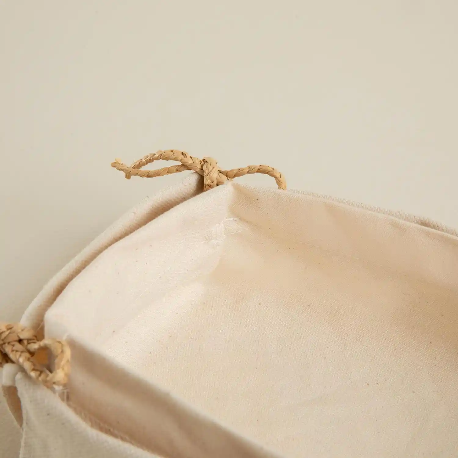 Kanvas Sepetleri ile Dekorasyonda Şıklık ve Fonksiyonellik Artırma Rehberi