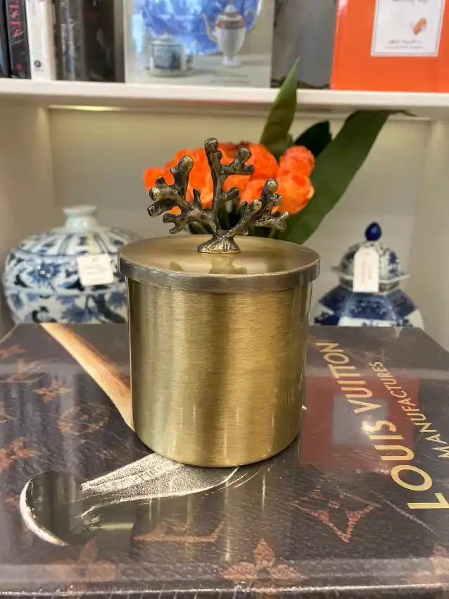 Kapaklı Mumluklar ile Ev Dekorasyonunda Şıklık ve Güvenlik Sağlama