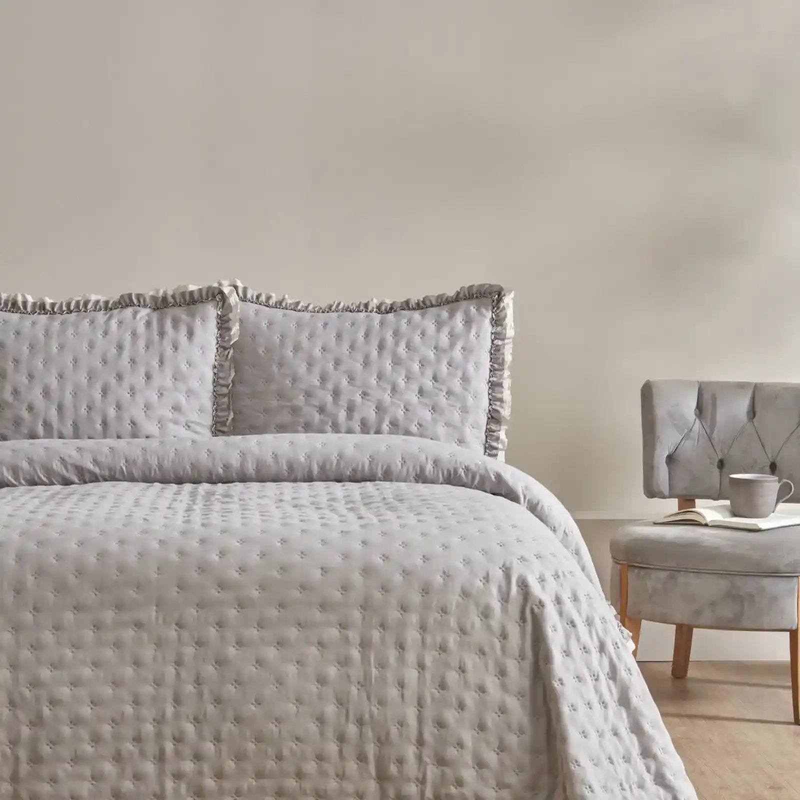 Karaca Çift Kişilik Yatak Örtüsü ile Yatak Odalarınıza Şıklık ve Konfor Katın