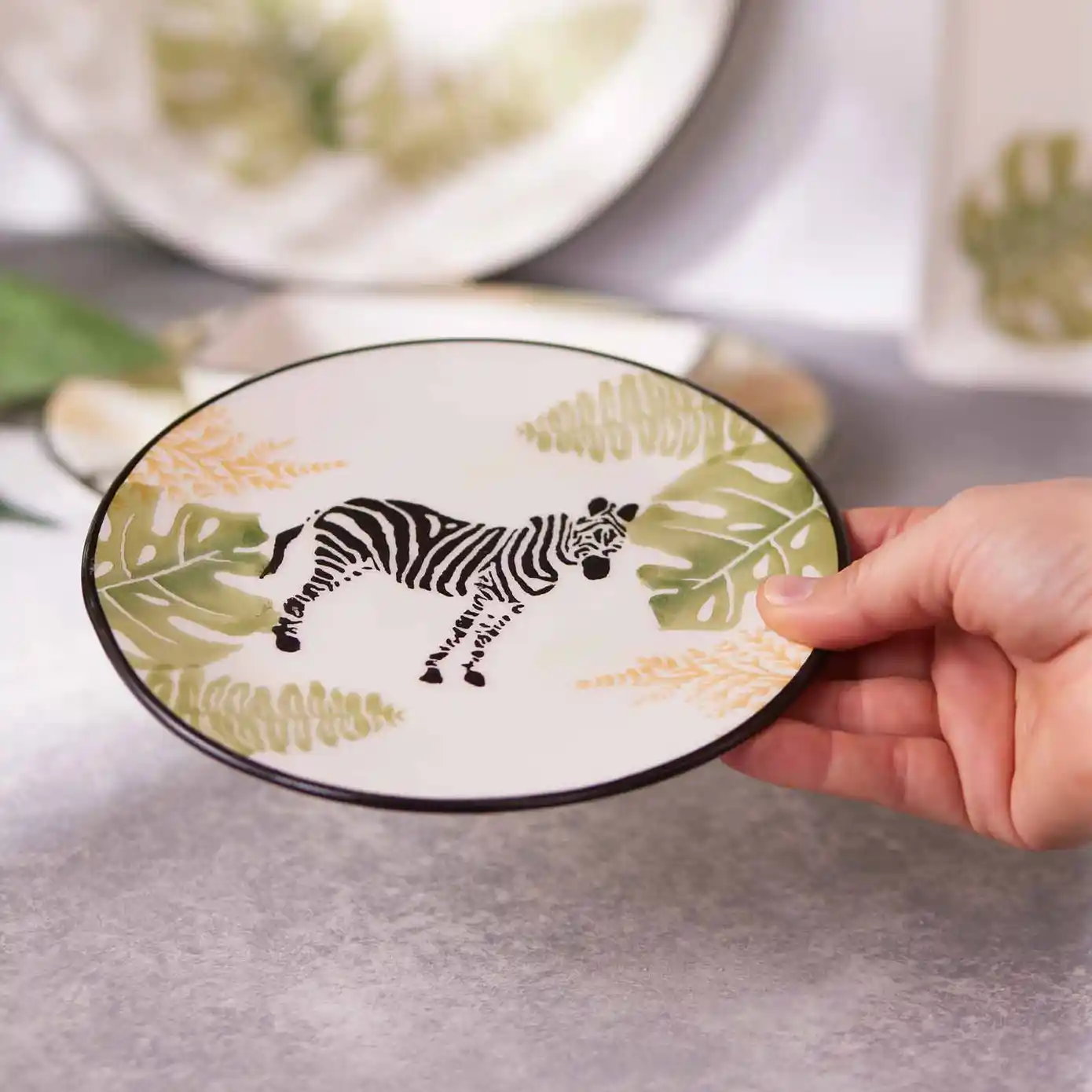 Karaca Hayvan Figürlü Pasta Tabağı ile Dekorasyonda Şıklık ve Eğlence Bir Arada